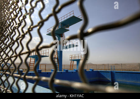Kabul - Sprungbretter und Olympischen Swimmingpool, die von den Russen im Angebot für olymic Games gebaut. Der Pool war nie Teil der Olympischen Spiele. Stattdessen Stockfoto
