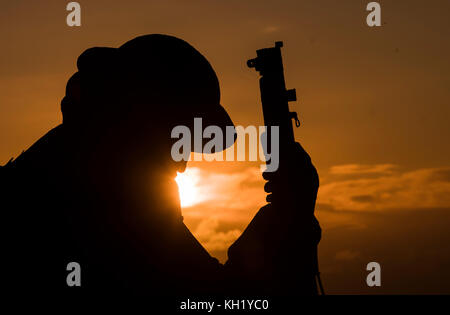 Ein Blick auf Tommy, eine Statue eines Soldaten aus dem Ersten Weltkrieg von Künstler&Ecirc;Ray Lonsdale, während die Sonne in Seaham am Gedenktag aufgeht. Stockfoto