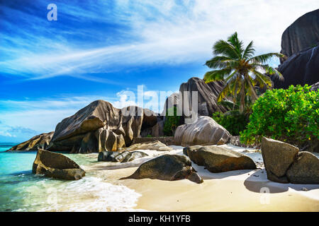Türkisfarbenes Wasser, Granitfelsen und Palmen im weißen Sand von Anse Source D'Argent auf den Seychellen Stockfoto