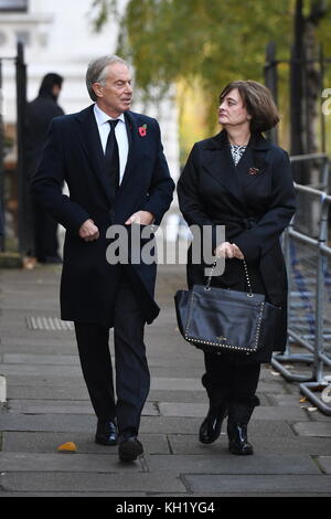 Der ehemalige Premierminister Tony Blair und seine Frau Cherie gehen durch die Downing Street auf ihrem Weg zum jährlichen Gedenksonntag im Cenotaph Memorial in Whitehall im Zentrum von London. Stockfoto