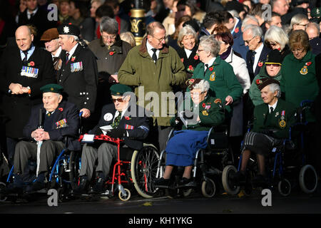 Veteranen sammeln für die jährliche Erinnerung Sonntag Service am Ehrenmal Gedenkstätte in Whitehall, London. Stockfoto