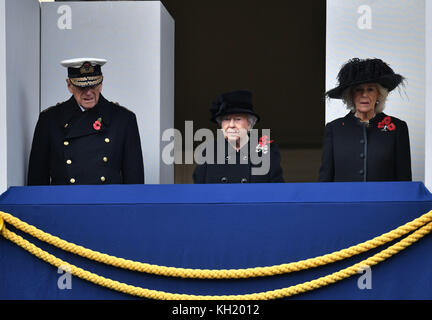 Königin Elizabeth II., der Herzog von Edinburgh und die Herzogin von Cornwall, beobachten von einem Balkon aus während des jährlichen Gedenksonntagsgottesdienstes im Cenotaph-Denkmal in Whitehall, im Zentrum von London. Stockfoto