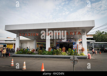 Yogyakarta, Indonesien - Oktober 2017: Bahnhof in Yogyakarta, Jawa, Indonesien. yogyakarta in zentralen Jawa befindet und von vielen besucht. Stockfoto