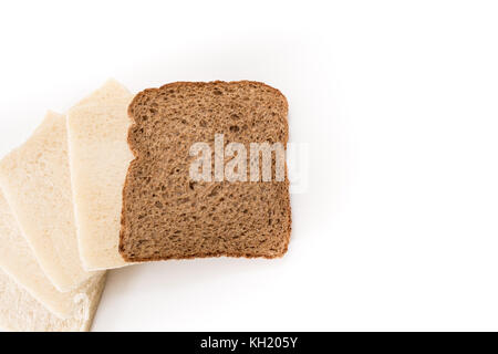 Weiß keine Kruste sandwich Scheiben Brot mit einem von Ihnen gesunde Braun, auf weißem Hintergrund. Stockfoto