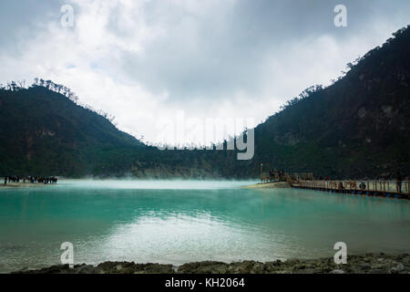 Die Ansicht von Kawa Putih, "Weißen Krater" in Bandung, West Java, Indonesien. Weißen Krater ist ein Wunder der Natur in Indonesien besucht von Touristen Stockfoto