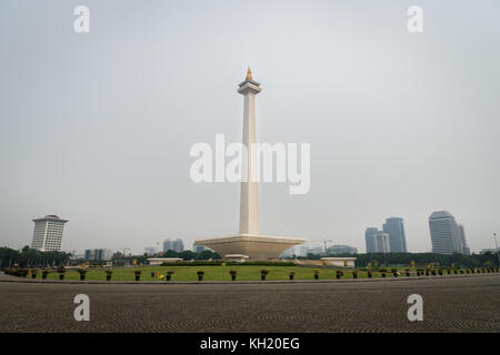 Jakarta, Indonesien - November 2017: Ansicht der monas, die National Monument, in Jakarta an einem bewölkten Tag Smog, Indonesien. Stockfoto