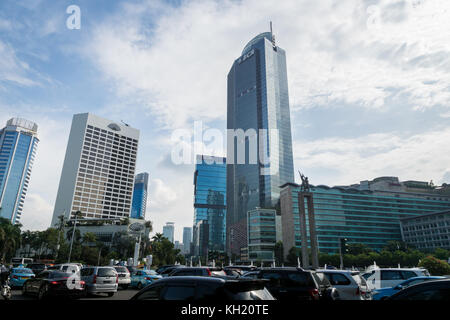 Jakarta, Indonesien - November 2017: jakarta Stadtbild und Stau mit Wolkenkratzern mit blauem Himmel in der zentralen Innenstadt. Jakarta ist die Hauptstadt Stockfoto