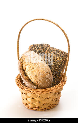 Vollkorn sandwich Brötchen mit Samen im Weidenkorb, auf weißem Hintergrund. Stockfoto