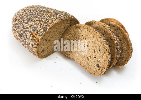 Vollkornbrot mit Samen geschnitten, auf weißem Hintergrund. Stockfoto