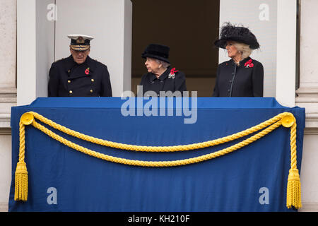 Königin Elizabeth II., der Herzog von Edinburgh und die Herzogin von Cornwall während des jährlichen Gedenksonntagsgottesdienstes im Cenotaph-Denkmal in Whitehall, im Zentrum von London. Stockfoto