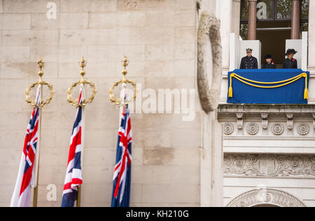 Königin Elizabeth II., der Herzog von Edinburgh und die Herzogin von Cornwall während des jährlichen Gedenksonntagsgottesdienstes im Cenotaph-Denkmal in Whitehall, im Zentrum von London. Stockfoto