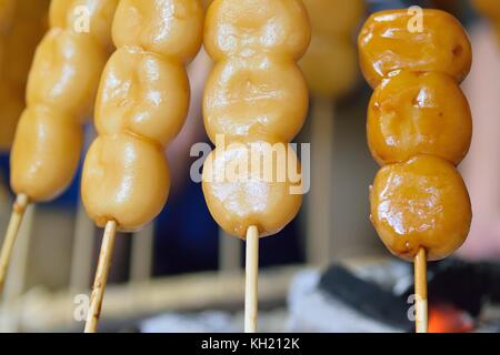 Japanische Street Food Dango (Reis Knödel) Süßspeise während des traditionellen Festival Stockfoto