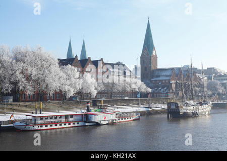 Schlachte mit Weser, Dom, Martinikirche und Schiffen im Winter mit Raureif und Schnee, Bremen, Deutschland I Schlachte mit Weser im Winter wi Stockfoto