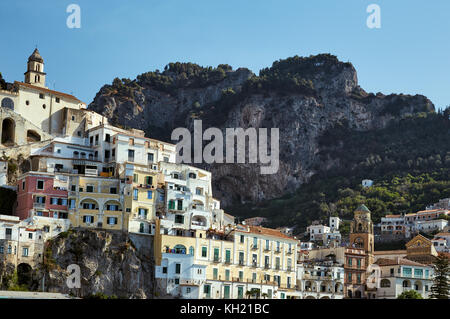 Blick auf die Stadt Amalfi Resort in einem klaren Sommer sonnigen Tag Stockfoto