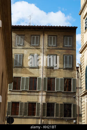 Teil der Fassade eines alten Wohnhauses in der Altstadt von Florenz, Italien Stockfoto