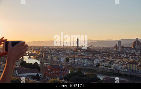 Die touristische Fotos Florenz am Telefon. Blick von der Aussichtsplattform auf dem Piazzale Michelangelo Stockfoto