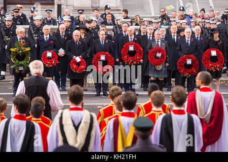 Ehemalige und gegenwärtige politische Persönlichkeiten (von links nach rechts) Außenminister Boris Johnson, Lord Fowler Lord Speaker, erster Staatssekretär Damian Green, Unterstaatssprecher John Bercow, Innenminister Amber Rudd, stellvertretender DUP-Führer Nigel Dodds, Verteidigungsminister Gavin Williamson (versteckt), ehemaliger Premierminister David Cameron, Während der jährlichen Gedenkmesse führen die Liberaldemokraten Sir Vince Cable, der ehemalige Premierminister Gordon Brown, SNP-Westminster-Chef Ian Blackford, der ehemalige Premierminister Tony Blair, der Labour-Vorsitzende Jeremy Corbyn, der ehemalige Premierminister Sir John Major und die Premierministerin Theresa May Stockfoto