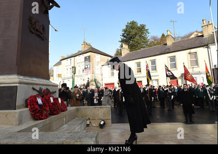 Dup-Chef arlene Foster legt einen Kranz am Kriegerdenkmal während Veranstaltungen der 12 Opfer der Erinnerung Sonntag der Bombenanschlag der IRA 1987 Angriff in Enniskillen, co Fermanagh. Stockfoto