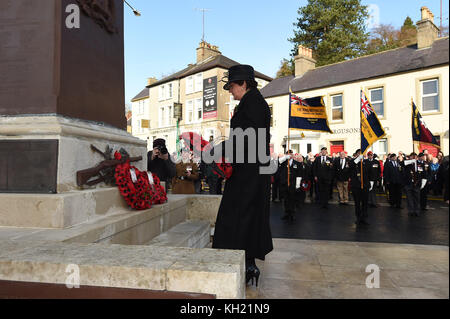 Dup-Chef arlene Foster legt einen Kranz am Kriegerdenkmal während Veranstaltungen der 12 Opfer der Erinnerung Sonntag der Bombenanschlag der IRA 1987 Angriff in Enniskillen, co Fermanagh. Stockfoto