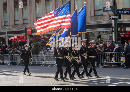 Jährliche Veterans Day Parade auf der Fifth Avenue, New York, USA Stockfoto