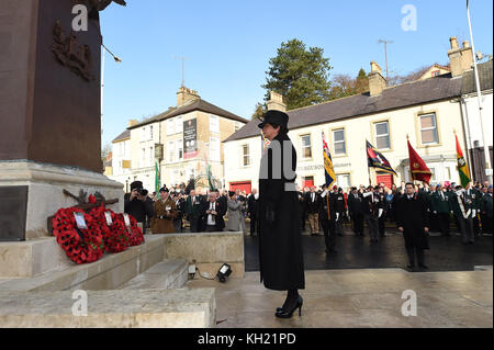 Dup-Chef arlene Foster legt einen Kranz am Kriegerdenkmal während Veranstaltungen der 12 Opfer der Erinnerung Sonntag der Bombenanschlag der IRA 1987 Angriff in Enniskillen, co Fermanagh. Stockfoto