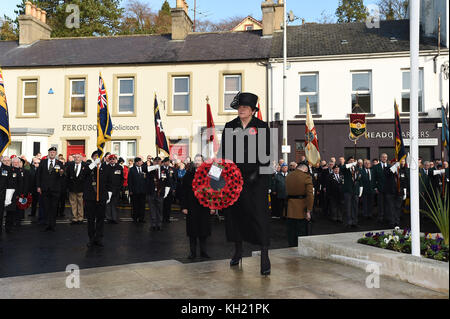 Dup-Chef arlene Foster legt einen Kranz am Kriegerdenkmal während Veranstaltungen der 12 Opfer der Erinnerung Sonntag der Bombenanschlag der IRA 1987 Angriff in Enniskillen, co Fermanagh. Stockfoto