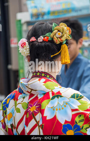 Nicht identifizierte Frau in traditioneller Kleidung in der Nähe von fushimi Inari Schrein in Kyoto, Japan. Stockfoto