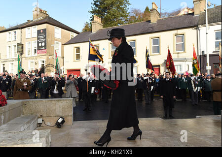 DUP-Anführer Arlene Foster legt während der Ereignisse einen Kranz an das Kriegsdenkmal, um an die 12 Opfer des Bombenangriffs der IRA vom 1987. Gedenksonntag in Enniskillen, Co Fermanagh, zu erinnern. Stockfoto