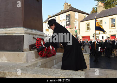 DUP-Anführer Arlene Foster legt während der Ereignisse einen Kranz an das Kriegsdenkmal, um an die 12 Opfer des Bombenangriffs der IRA vom 1987. Gedenksonntag in Enniskillen, Co Fermanagh, zu erinnern. Stockfoto