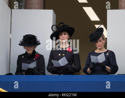 Die britische Königin Elisabeth II. Steht auf dem Balkon mit dem britischen Prinzen Philip, Duke of Edinburgh, und der britischen Camilla, Duchess of Cornwall, während der Gedenkfeier am 12. November 2017 im Cenotaph in Whitehall im Zentrum Londons. Jährlich werden während des Gedenktages in den Commonwealth-Ländern Gottesdienste abgehalten, um Soldaten und Frauen zu gedenken, die seit dem Ersten Weltkrieg im Dienst waren Stockfoto