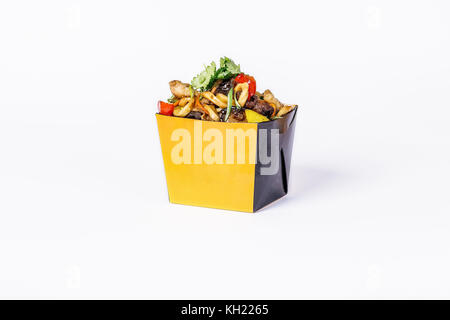 Chinesisches Essen. Fry Nudeln mit Huhn Gemüse und Pilzen auf weißem Hintergrund rühren. Im take away Wok Nudeln. Stockfoto