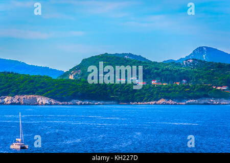 Direkt am Meer Blick auf Elaphiti Inseln in Kroatien, Dubrovnik Riviera Landschaft. Stockfoto