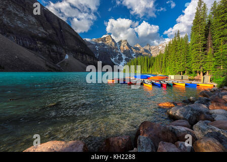 Moraine Lake mit bunten Kanus in den Rocky Mountains. Stockfoto