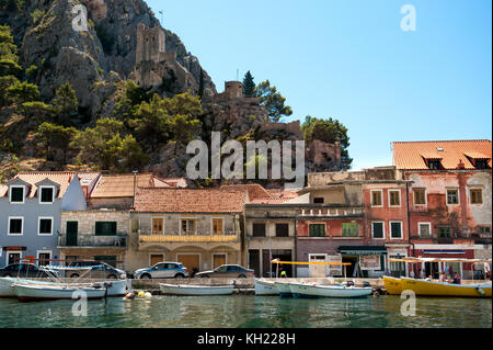 Kroatische Stadt Omis auf cetian Fluss Stockfoto