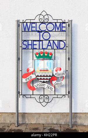 Zu Shetland Willkommen. Ein 'Willkommen in Shetland'-Schild an der Mole im Hafen von Lerwick auf den Shetlands, Schottland. Stockfoto