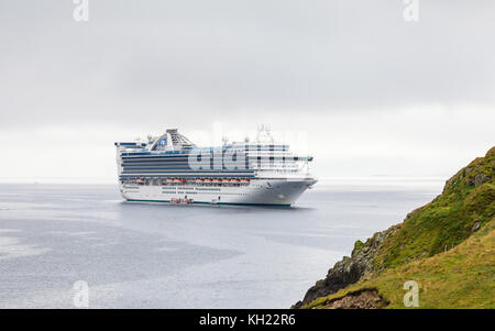 Ein Blick auf die Knab auf Lerwick in der Shetlandinseln, Schottland. Das Kreuzfahrtschiff Caribbean Princess kann im Hintergrund gesehen werden. Stockfoto