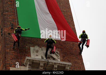 Vicenza, VI, Italien - Dezember 4, 2015: Feuerwehr mit einem grossen italienischen Flagge und der Turm der Basilika Palladiana genannt während einer Übung Stockfoto