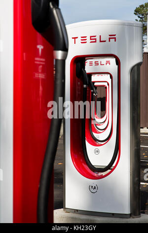 Tesla Kompressor Stationen, 480 Volt schnell aufladen. Stockfoto