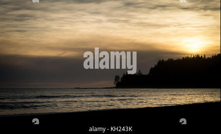 Sonnenuntergang über carmanah Leuchtturm und carmanah Strand vom Campingplatz gesehen. (West Coast Trail, Vancouver Island, BC, Kanada) Stockfoto