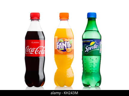 LONDON, Großbritannien - 10 November, 2017: Coca-Cola, Fanta und Sprite Flaschen, auf dem weißen Hintergrund isoliert. Die drei beliebten Getränken durch die Coca-C produziert Stockfoto