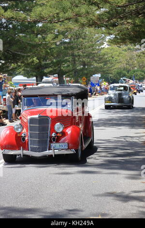 Ein restauriertes roten Studebaker führt die Parade entlang yambas jährliche Hot Rod show. Stockfoto