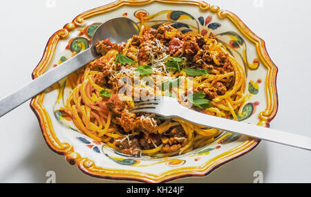 Spaghetti Bolognese in einem reich verzierten italienische Schüssel Stockfoto