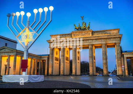 Brandenburger Tor und Hanukkah Menorah Stockfoto