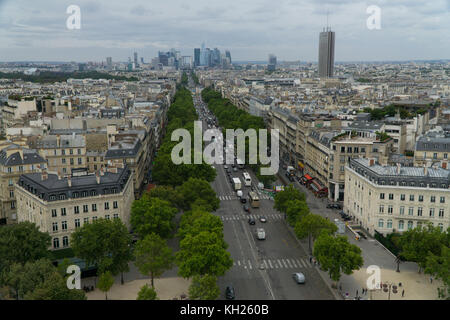Die Skyline von Paris, aufgenommen vom Aussichtspunkel des Arc de Triomphe Stockfoto
