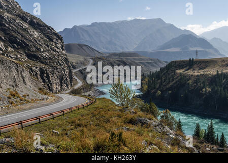 Malerischer herbst Blick auf den gewundenen Asphaltstraße entlang den Fluss, die Berge und den Fluss mit türkisfarbenem Wasser Stockfoto