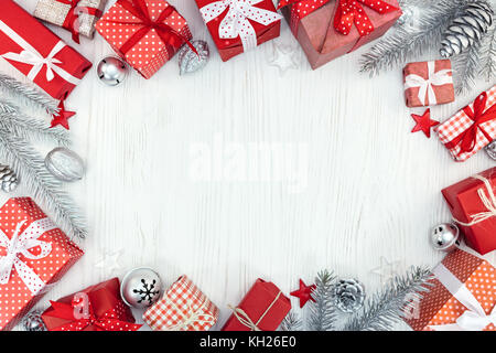 Weihnachten Geschenkboxen, Dekorationen und Tannen Zweigen auf weißem Hintergrund mit Holztisch Platz kopieren Stockfoto