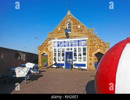 Blick auf das Harbour Office am Kai an der Nordküste von Norfolk in Wells-next-the-Sea, Norfolk, England, Vereinigtes Königreich. Stockfoto