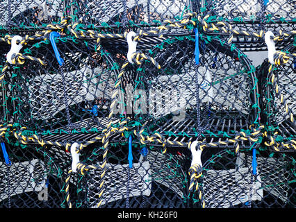 Creels oder Töpfe stapeln sich am Ufer des Hafens in Wells-next-the-Sea, Norfolk, England, Vereinigtes Königreich. Stockfoto