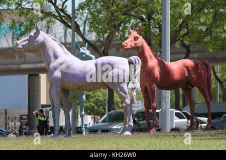 Verkehrskreisel mit Pferdestatuen, La glorieta de los caballos, Jerez de la Frontera, Feria de Caballo, Pferdemesse Mai, Cadiz, Andalusien, Spanien. Stockfoto