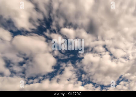Schöne abstrakte himmlischen Hintergrund mit Sternen und weiße Wolken in der Form von Nebel auf dem Hintergrund der blauen Nachthimmel Vollmond Stockfoto